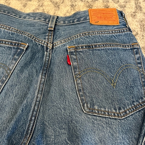 Woman's medium wash Levi jeans - Picture 6 of 8